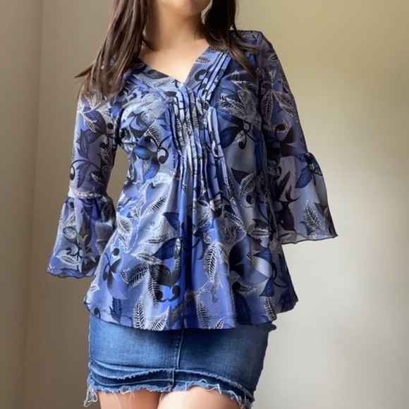 Gorgeous Blue Printed Blouse 🫐🖤 - Picture 2 of 4